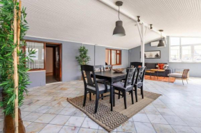 Bright Gorgeous Airy 4bd2bath Central Pad! #348